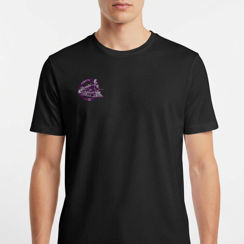 Camiseta com estampa frontal de locomotiva circular e texto "suporte 73", e estampa traseira maior similar, destacando detalhes vintage da locomotiva.