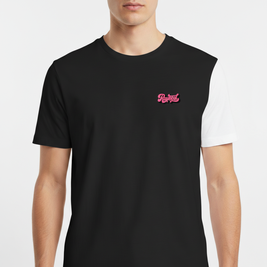 Camiseta com estampa frontal de texto estilizado em fonte cursiva e sombra, escrita 