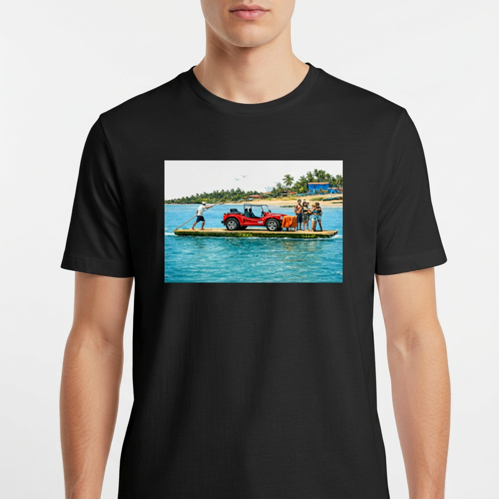 Camiseta com estampa frontal de cena litorânea com pessoas e jipe sobre balsa em rio, e estampa traseira de texto "Barra do Rio" com sol e palmeiras.