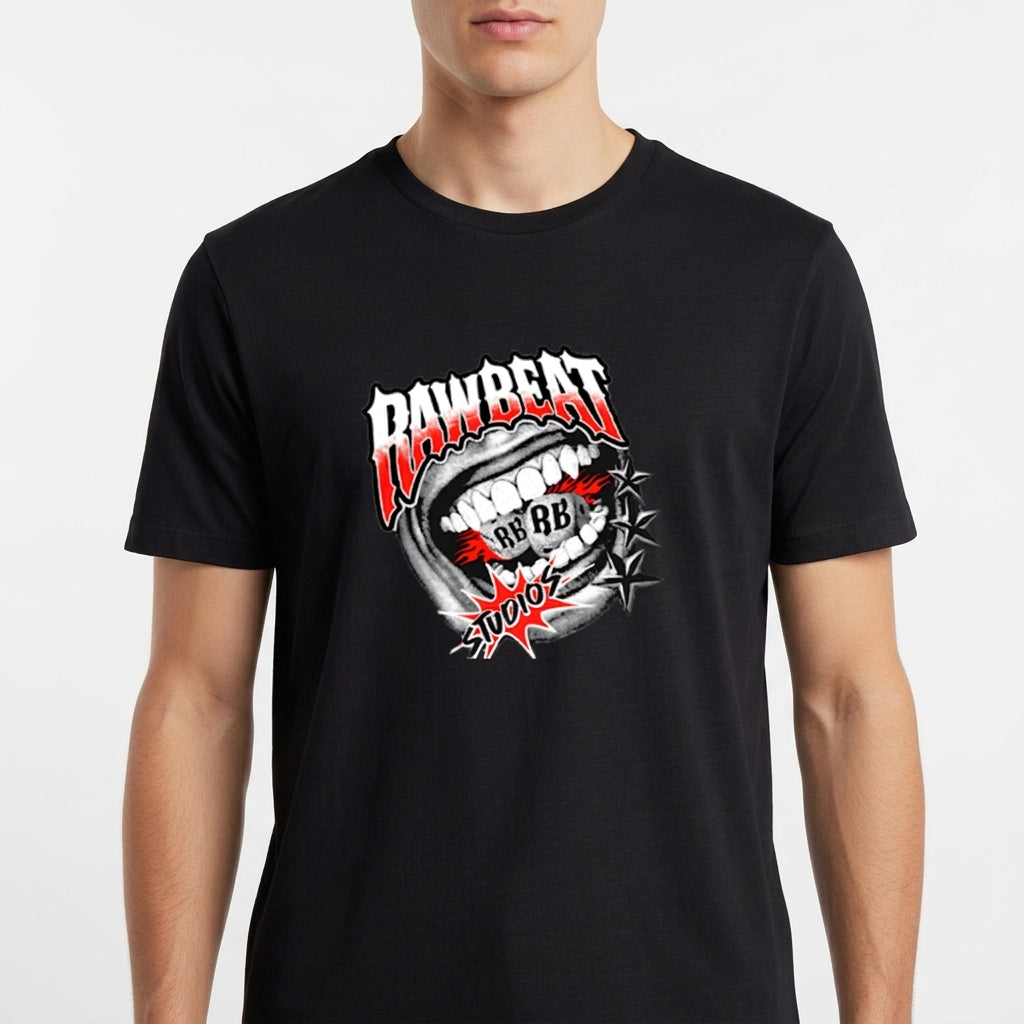 Camiseta com estampa frontal de boca escancarada mostrando a língua com as letras "RB" e estrelas pontiagudas ao lado da palavra "Rawbeat" em destaque.