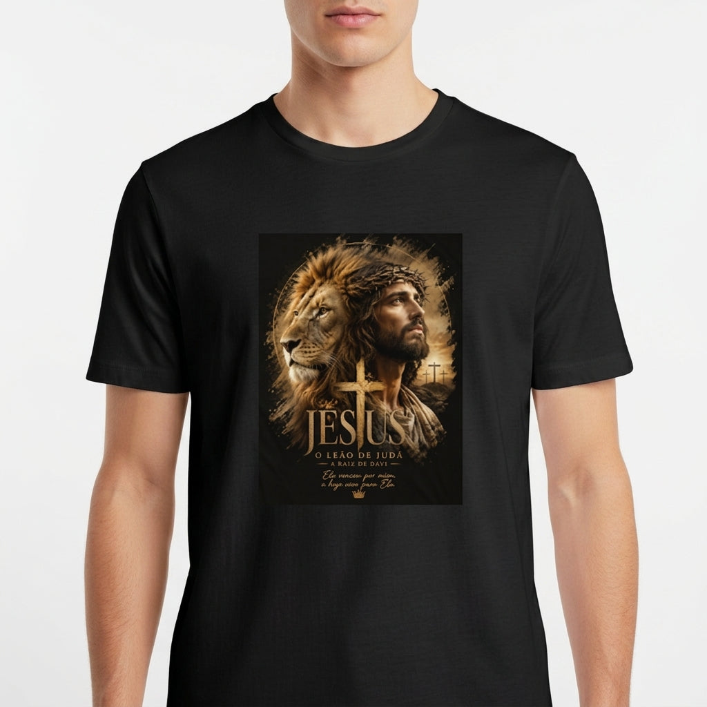 Camiseta com estampa frontal de um leão junto ao rosto de um homem em grafismo detalhado, acompanhada por cruzes e escrita artística.