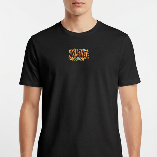 Camiseta com estampa frontal de inscrições artísticas com a palavra "Mother" rodeada por flores e folhagens estilizadas em um design detalhado.