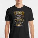 Camiseta com estampa frontal de figura mitológica segurando uma lança em posição dinâmica, cercada por raios e efeitos luminosos, com inscrições estilizadas no topo.