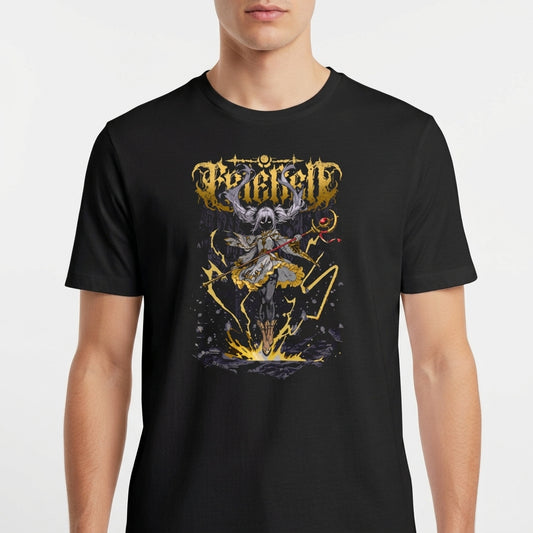Camiseta com estampa frontal de figura mitológica segurando uma lança em posição dinâmica, cercada por raios e efeitos luminosos, com inscrições estilizadas no topo.