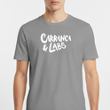 Camiseta com estampa frontal de texto estilizado apresentando as palavras "CARRANCA & LABS" em uma tipografia marcante e atraente.