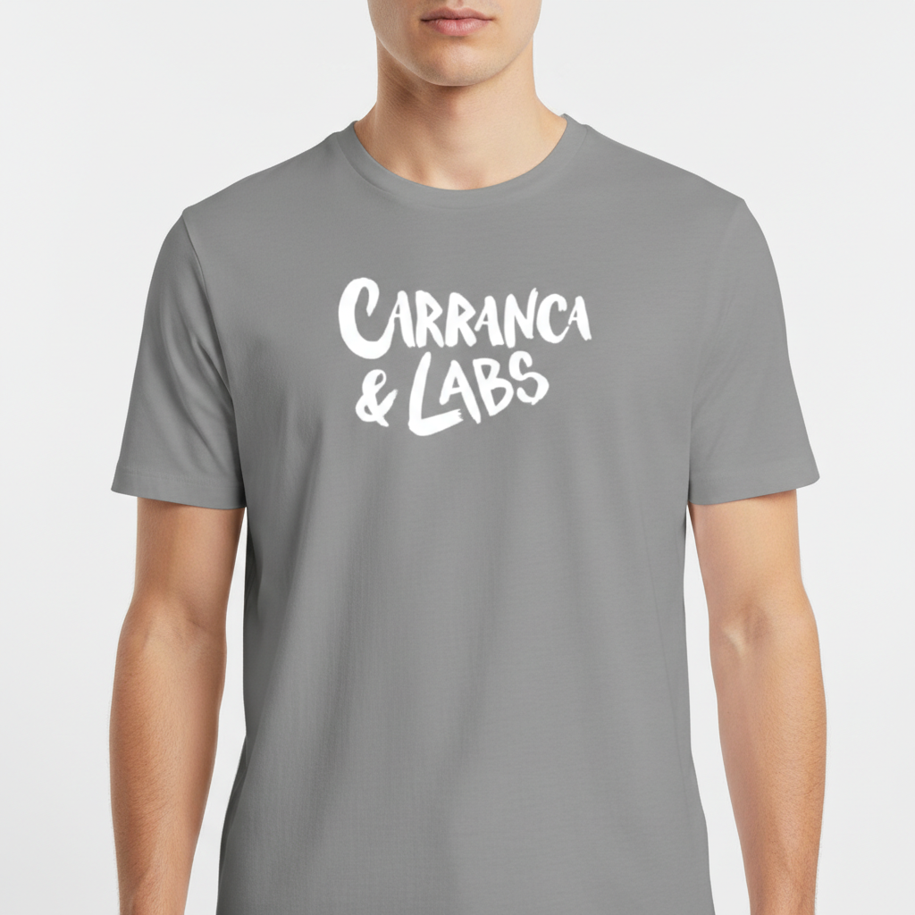 Camiseta com estampa frontal de texto estilizado apresentando as palavras "CARRANCA & LABS" em uma tipografia marcante e atraente.