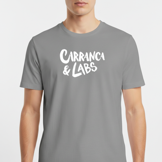 Camiseta com estampa frontal de texto estilizado apresentando as palavras "CARRANCA & LABS" em uma tipografia marcante e atraente.