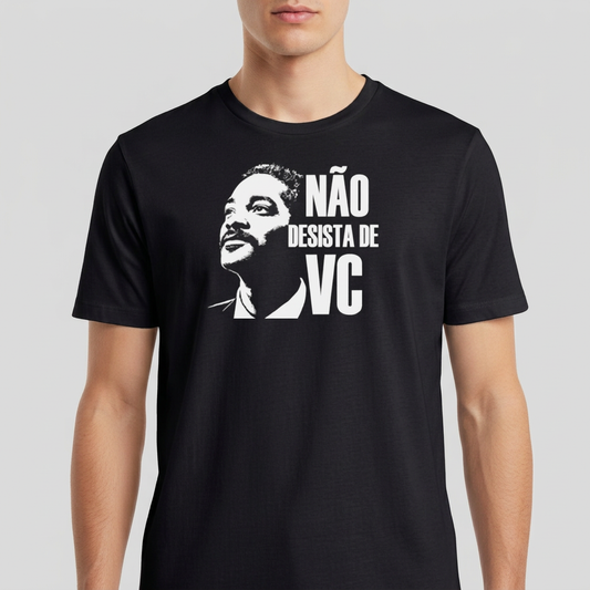 Camiseta com estampa frontal de um rosto estilizado em preto e branco ao lado da frase "NÃO DESISTA DE VC", em letras destacadas.