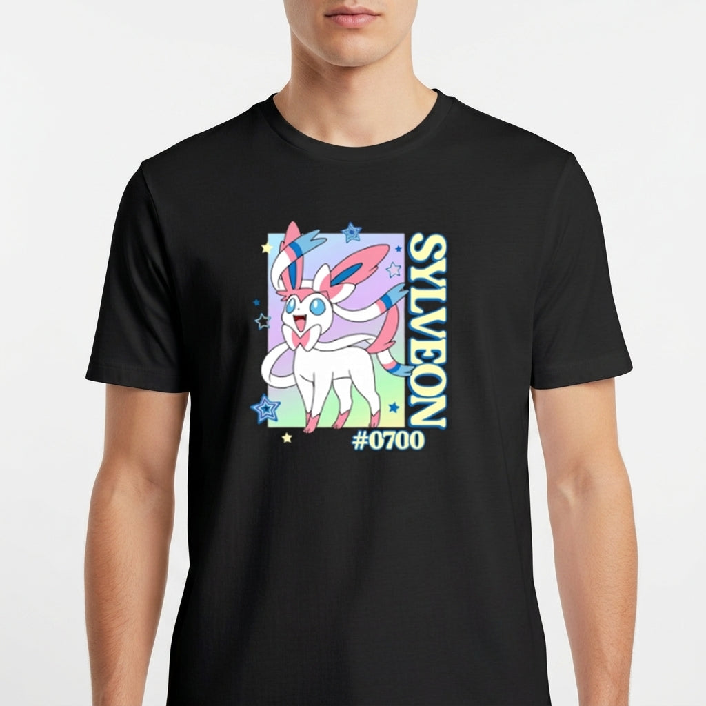 Camiseta com estampa frontal de personagem com fitas, estrelas ao redor, texto vertical "SYLVEON" e "#0700".