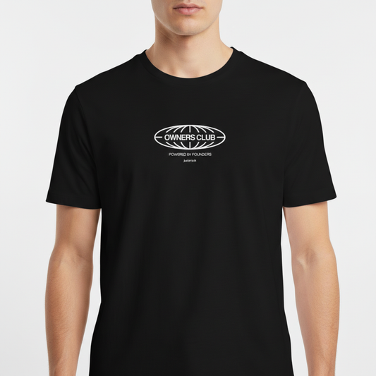 Camiseta com estampa frontal de um emblema oval que contém as palavras "OWNERS CLUB" e "POWERED BY FOUNDERS" centralizadas acima de um detalhe gráfico.