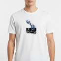 Camiseta com estampa frontal de um alienígena estilizado ao lado da frase "BUSQUE TRATAMENTO" em letras grandes e sombreadas, acompanhada por um texto menor.