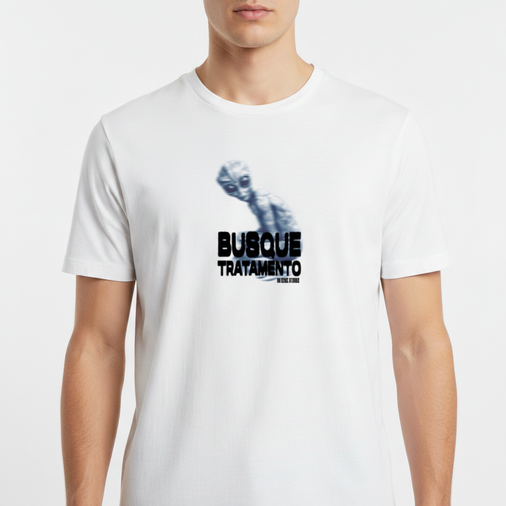 Camiseta com estampa frontal de um alienígena estilizado ao lado da frase "BUSQUE TRATAMENTO" em letras grandes e sombreadas, acompanhada por um texto menor.
