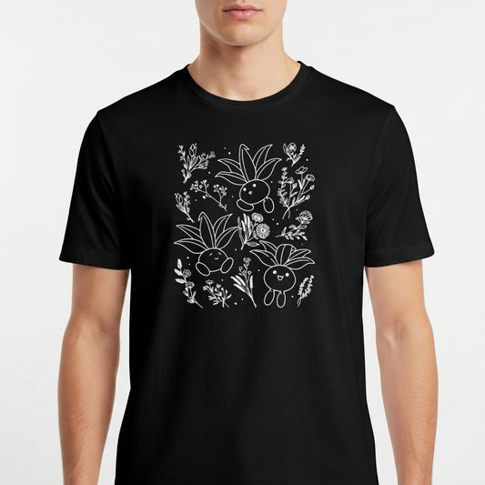 Camiseta com estampa frontal de desenhos sorridentes de criaturas vegetais estilizadas, cercadas por delicados detalhes de flores e folhagens diversas.