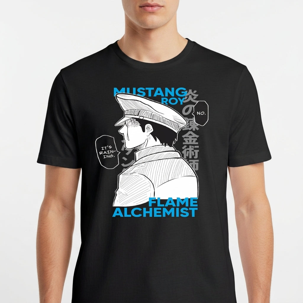 Camiseta com estampa frontal de personagem estilo mangá em perfil, com chapéu militar, acompanhada de textos como "Mustang Roy" e "Flame Alchemist".