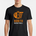 Camiseta com estampa frontal de uma bola de basquete e aro estilizados, acompanhados pelo texto "BONITO BASKETBALL" em letras chamativas.