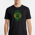 Camiseta com estampa frontal de uma digital estilizada formando a bandeira do Brasil, integrando as listras curvas em tons contrastantes.