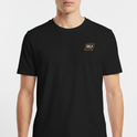 Camiseta com estampa frontal de um emblema pequeno com a palavra "VALA" e estampa traseira com texto "VALA KUSTOM SEM DESCULPAS SEM REMORSOS" e detalhes geométricos.