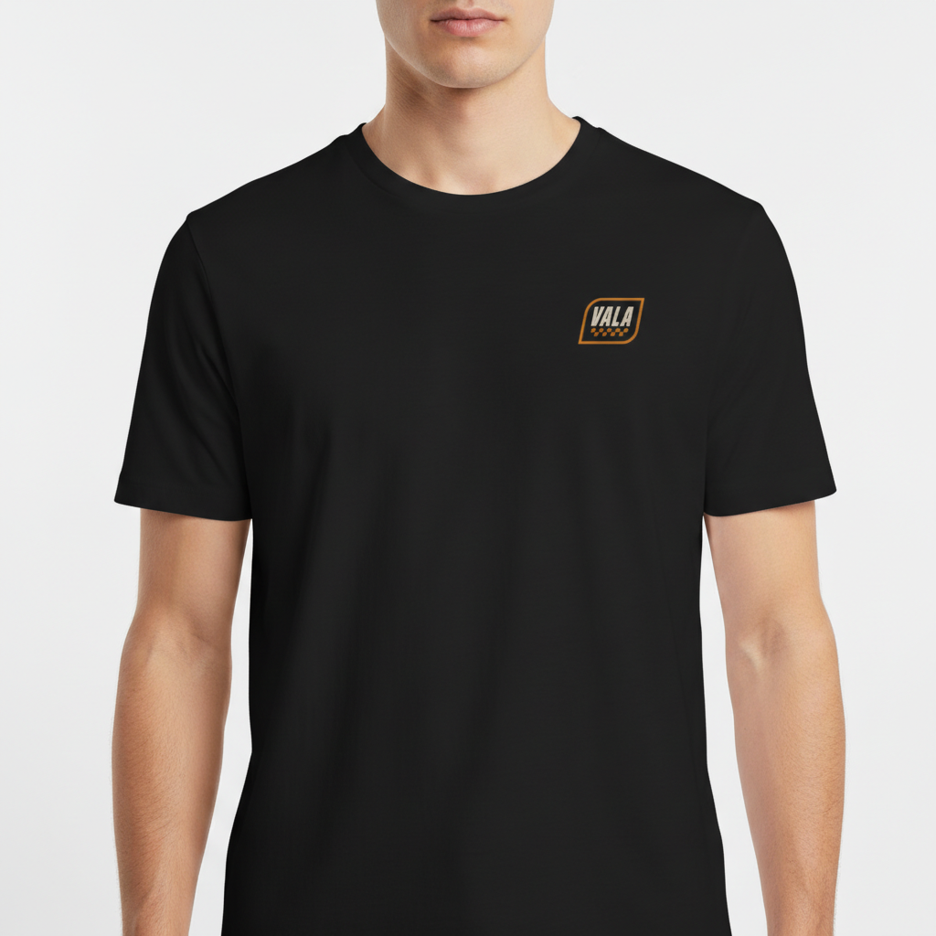 Camiseta com estampa frontal de um emblema pequeno com a palavra "VALA" e estampa traseira com texto "VALA KUSTOM SEM DESCULPAS SEM REMORSOS" e detalhes geométricos.