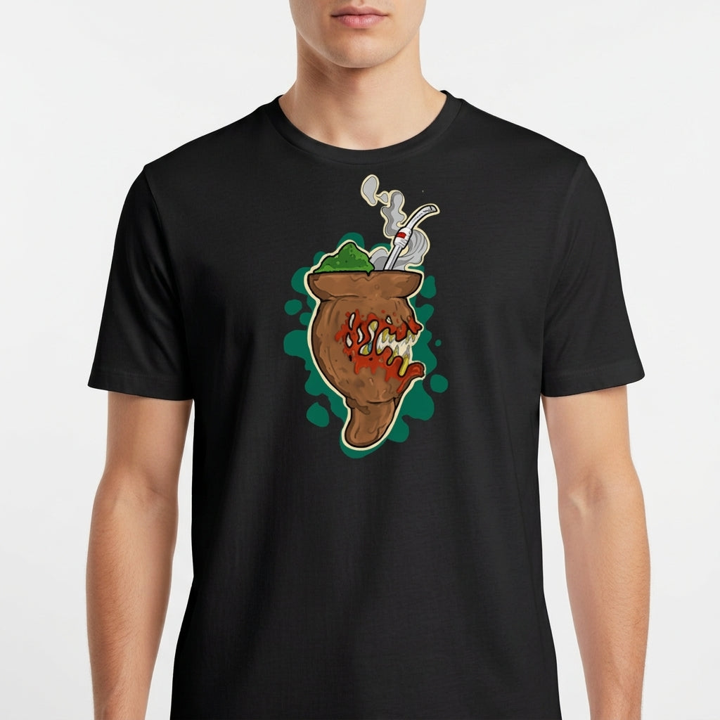 Camiseta com estampa frontal de um chimarrão estilizado com erva-mate, cuia e fumaça, rodeado por um fundo de formas orgânicas em contraste.
