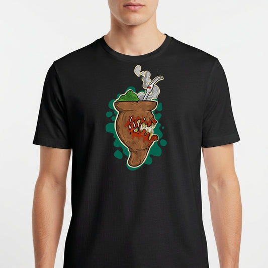Camiseta com estampa frontal de um chimarrão estilizado com erva-mate, cuia e fumaça, rodeado por um fundo de formas orgânicas em contraste.