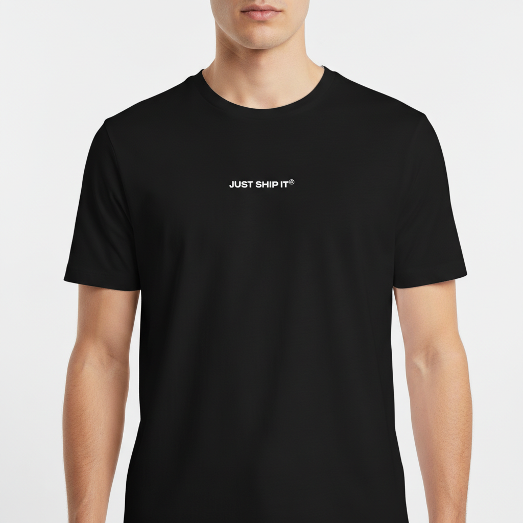Camiseta com estampa frontal de texto "Just Ship It®" e estampa traseira de múltiplas linhas com frases como "Startup Citizen" e "Future Under Construction".