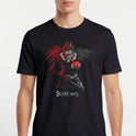 Camiseta com estampa frontal de figura sombria, cabelos espetados estilizados, segurando uma maçã, acompanhada de texto estilizado abaixo.