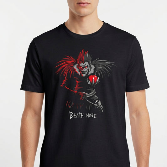 Camiseta com estampa frontal de figura sombria, cabelos espetados estilizados, segurando uma maçã, acompanhada de texto estilizado abaixo.