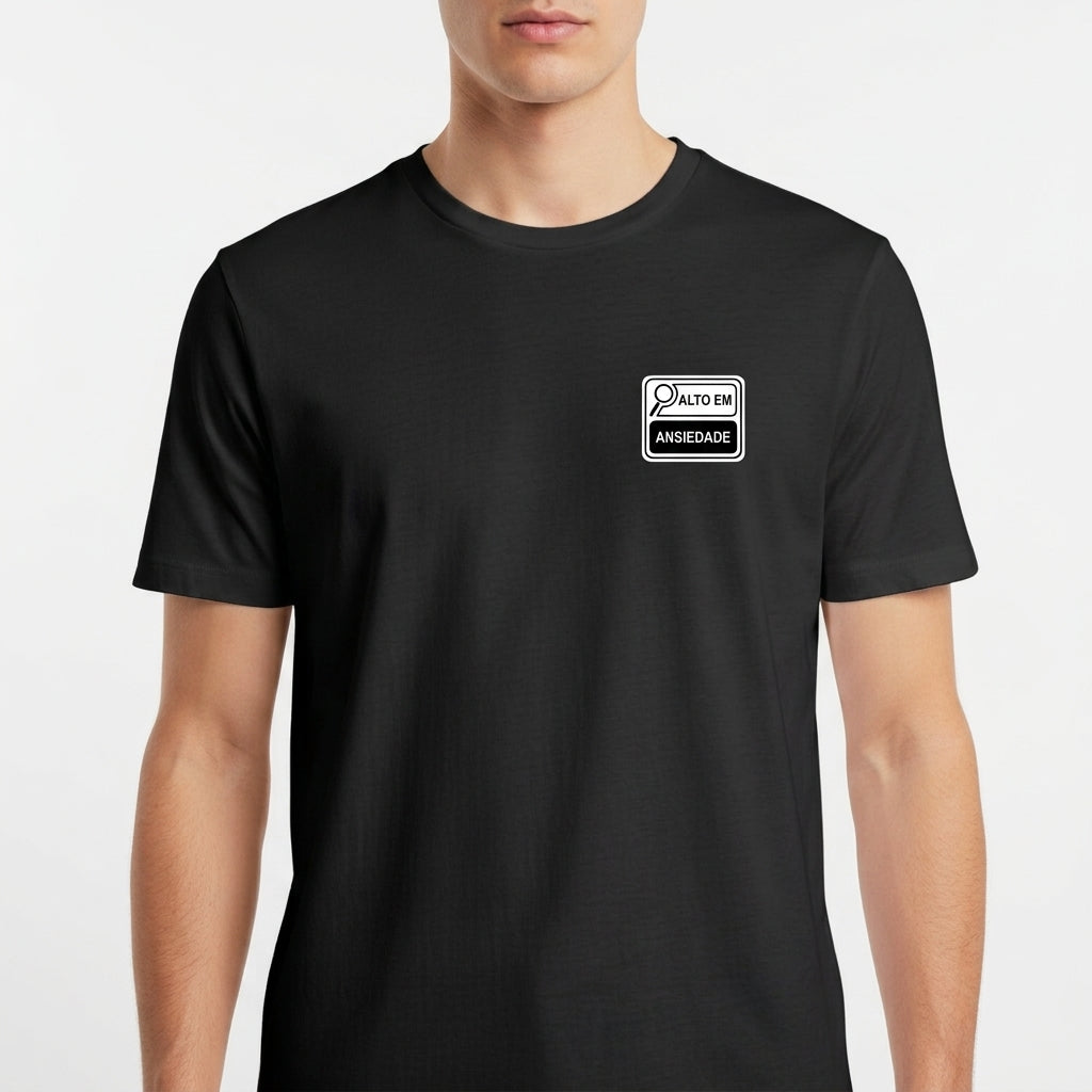 Camiseta com estampa frontal de um selo estilo rótulo de produto com os dizeres "ALTO EM ANSIEDADE", incluindo ilustração de uma lupa.