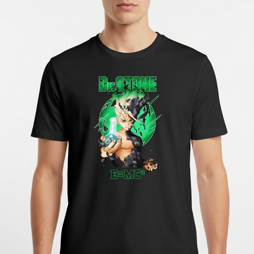 Camiseta com estampa frontal de personagem anime segurando um frasco, envolto em elementos científicos e letras "Dr. Stone" acima e "E=MC²" abaixo.