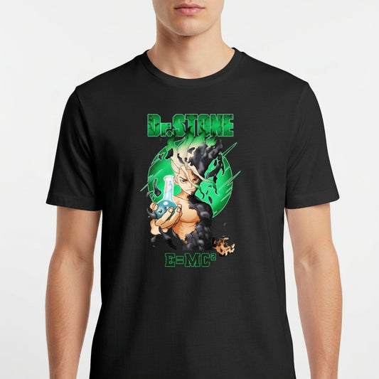 Camiseta com estampa frontal de personagem anime segurando um frasco, envolto em elementos científicos e letras "Dr. Stone" acima e "E=MC²" abaixo.