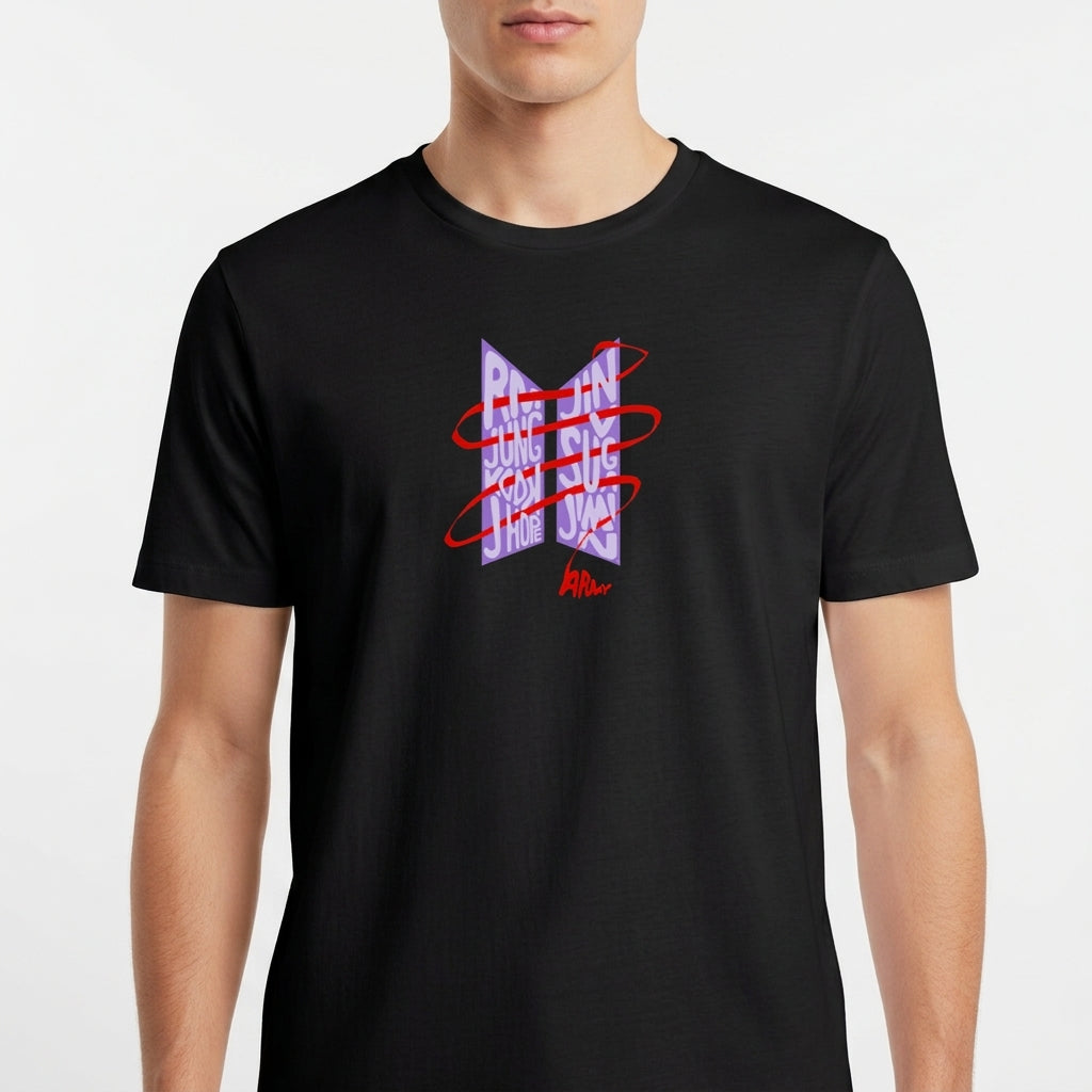 Camiseta com estampa frontal de nomes sobrepostos em negrito, com linhas curvas ao redor e assinatura na base criando um visual dinâmico e moderno.