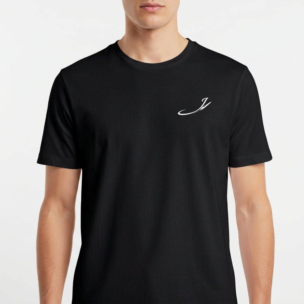Camiseta com estampa frontal de assinatura estilizada e estampa traseira de frase motivacional em letras maiúsculas, dispostas em quatro linhas.