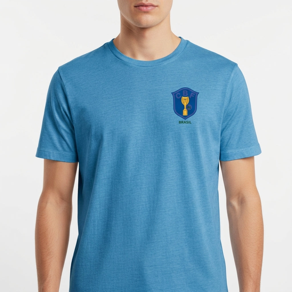 Camiseta com estampa frontal de escudo com taça de futebol e palavra "Brasil" e estampa traseira de número "10" em destaque abaixo de símbolo geométrico.
