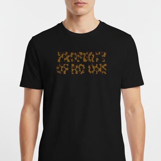 Camiseta com estampa frontal de letras formando as palavras "PROPERTY OF NO ONE" em padrão de camuflagem animal, estilo único e moderno.