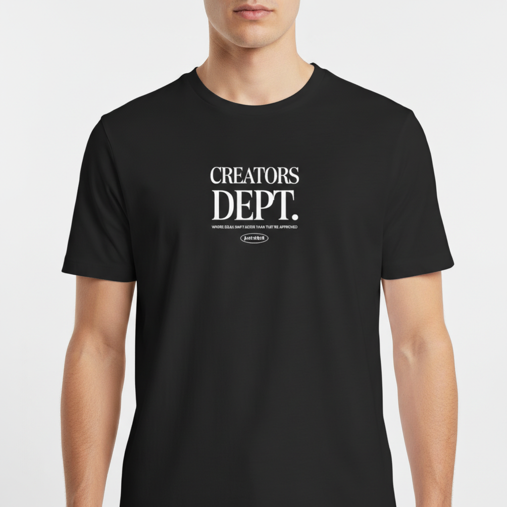 Camiseta com estampa frontal de texto "CREATORS DEPT." em fonte estilizada, acompanhado por uma frase descritiva e logotipo ovalado na parte inferior.
