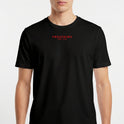 Camiseta com estampa frontal de texto "PREACHING John 3:16" em vermelho e estampa traseira com mix de textos, incluindo "JOÃO 3" e elementos sublinhados.