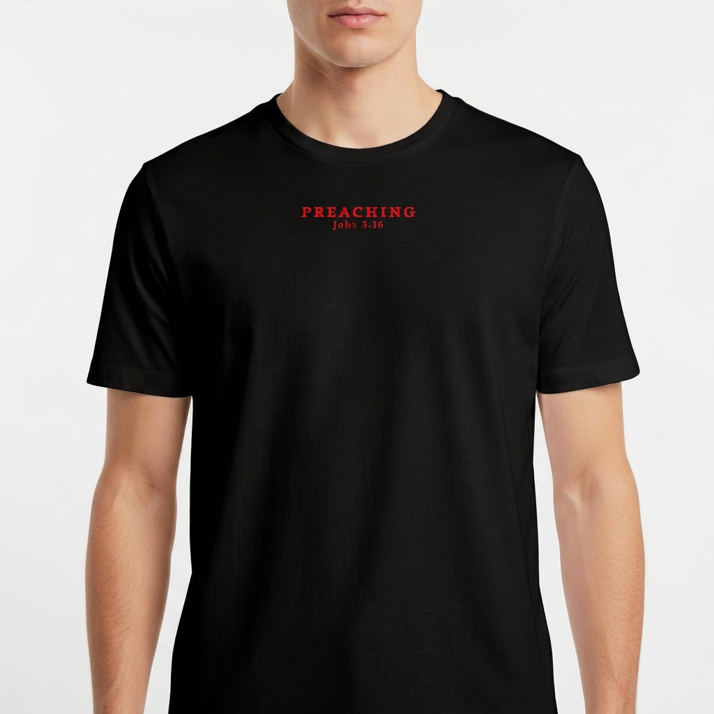 Camiseta com estampa frontal de texto "PREACHING John 3:16" em vermelho e estampa traseira com mix de textos, incluindo "JOÃO 3" e elementos sublinhados.