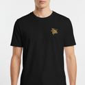 Camiseta com estampa frontal de caveira com óculos táticos dentro de triângulo e estampa traseira de caveira com mesma temática, escrita "Ghost Lens Tactical".