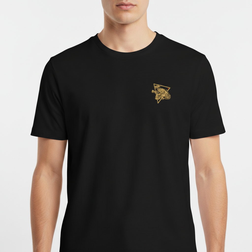 Camiseta com estampa frontal de caveira com óculos táticos dentro de triângulo e estampa traseira de caveira com mesma temática, escrita "Ghost Lens Tactical".