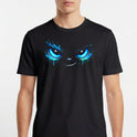 Camiseta com estampa frontal de olhos grandes com expressão intensa, detalhes de gotas simulando tinta escorrendo, e um leve destaque no brilho dos olhos.