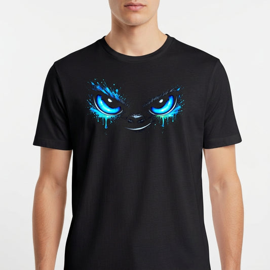 Camiseta com estampa frontal de olhos grandes com expressão intensa, detalhes de gotas simulando tinta escorrendo, e um leve destaque no brilho dos olhos.