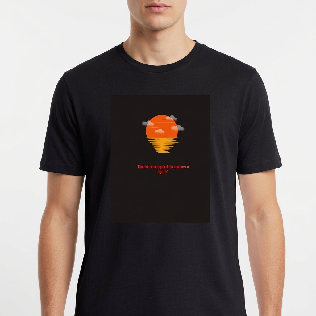 Camiseta com estampa frontal de um sol laranja se pondo no horizonte com nuvens, refletido na água, acompanhada pela frase "Ele tá tipo 'perdeu' e pensa o quê?".