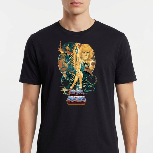 Camiseta com estampa frontal de personagem central empunhando espada, com tigre e figuras heroicas ao fundo, acompanhadas de um logotipo estilizado.