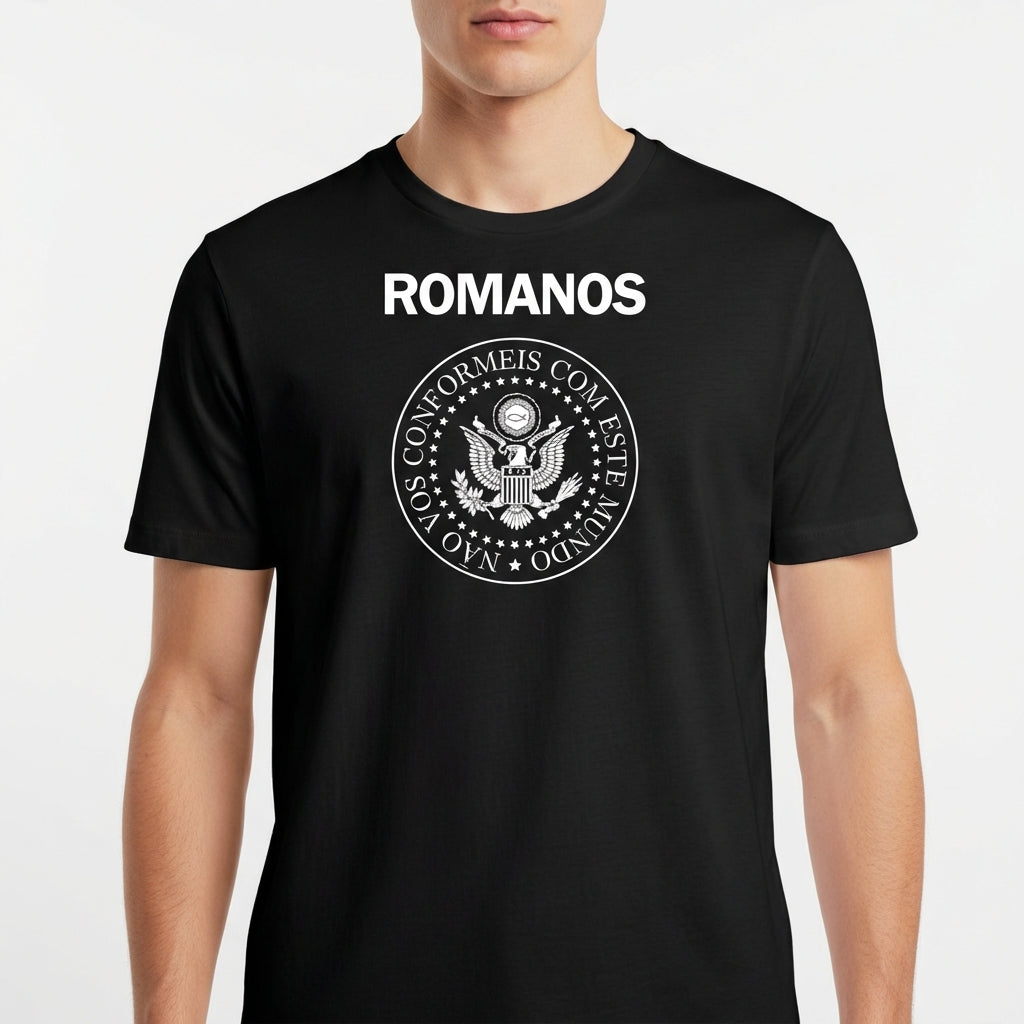 Camiseta com estampa frontal de inscrição "ROMANOS" acima de um selo circular com uma águia centralizada e frase em torno do círculo.