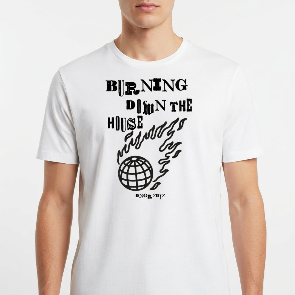 Camiseta com estampa frontal de frase mix de fontes "Burning Down the House", chamas estilizadas e um globo central, seguido por "DNGR.DYZ".