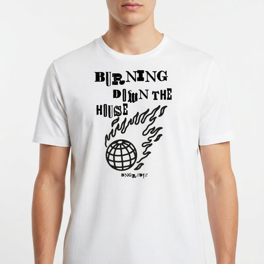 Camiseta com estampa frontal de frase mix de fontes "Burning Down the House", chamas estilizadas e um globo central, seguido por "DNGR.DYZ".