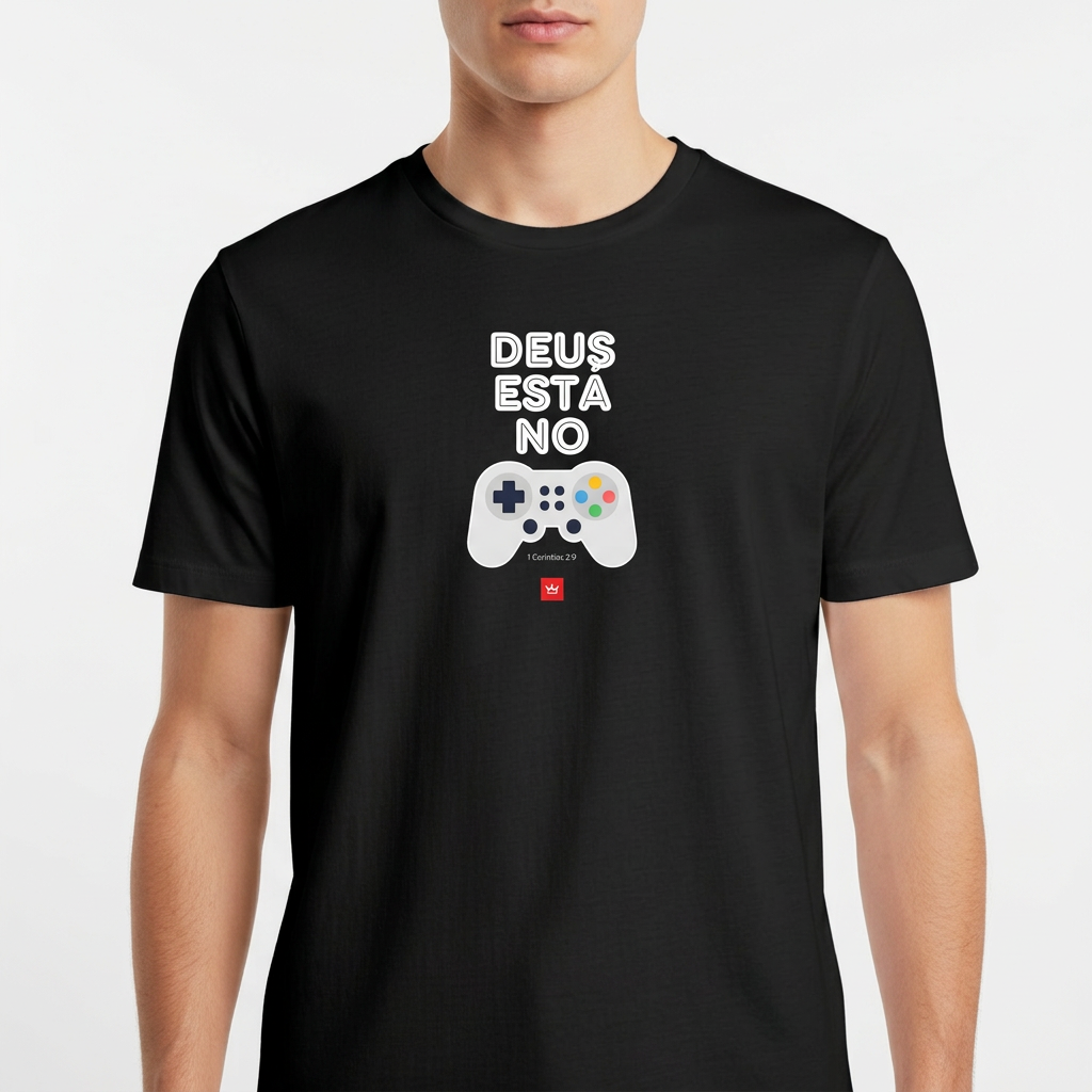 Camiseta com estampa frontal de gamepad com botões coloridos abaixo da frase "DEUS ESTÁ NO", acompanhada de referência textual "1 Coríntios 2:9".