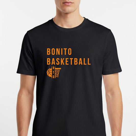 Camiseta com estampa frontal de texto "Bonito Basketball" acima de um desenho estilizado de uma bola de basquete com cesta ao lado.