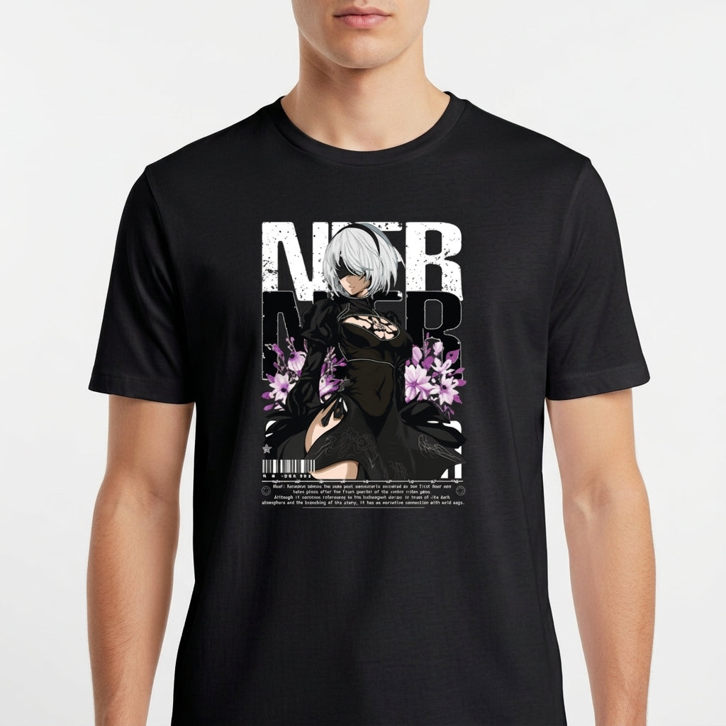 Camiseta com estampa frontal de personagem com cabelo prateado, vestindo traje estilizado, entre flores roxas, acompanhada de letras grandes e código de barras.