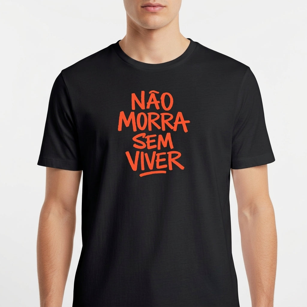Camiseta com estampa frontal de texto em estilo grafite com as palavras "NÃO MORRA SEM VIVER" em destaque.